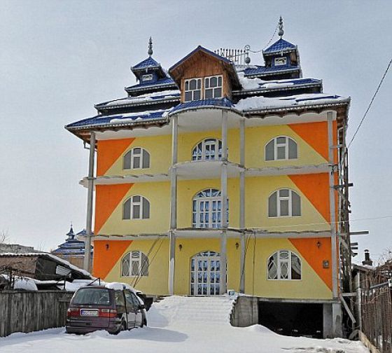 Rich-gypsy-houses-Romania-Moldova3